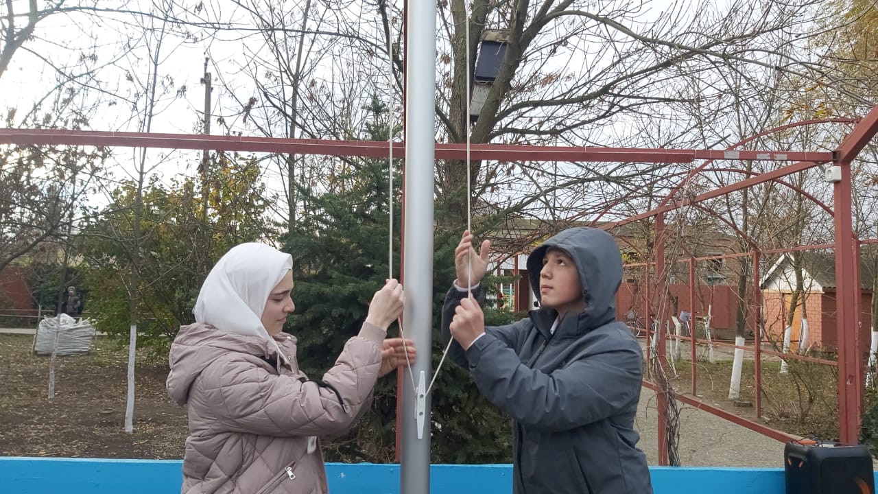 торжественное поднятие государственного флага.